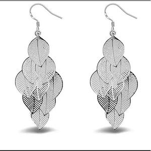 Bohemian Light-Weight Dangle Earrings —- Great Movement!